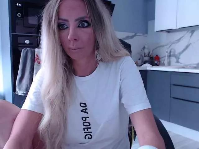 blondalina on BongaCams