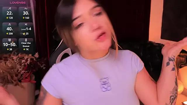 ashleyvalirya on StripChat