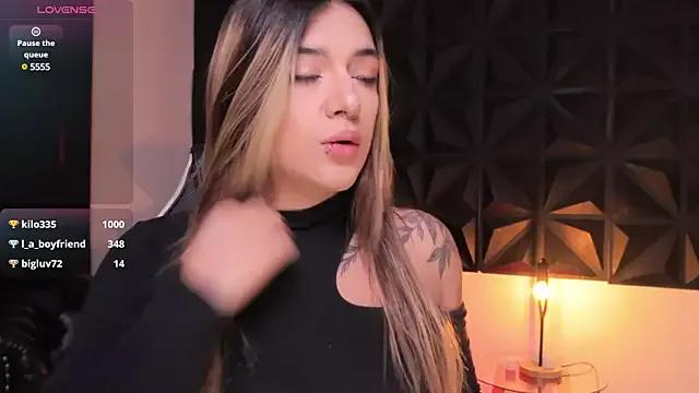 ashleyvalirya on StripChat