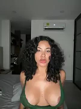 Brunettexio on StripChat