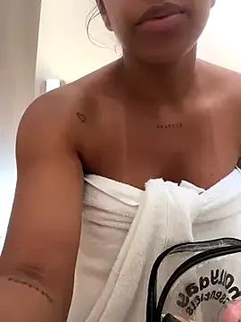 Brunettexio on StripChat