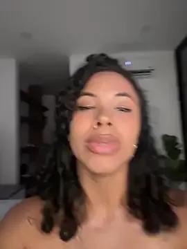 Brunettexio on StripChat