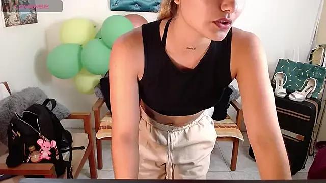 DestinyHills on StripChat