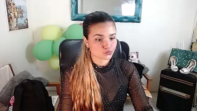 DestinyHills on StripChat