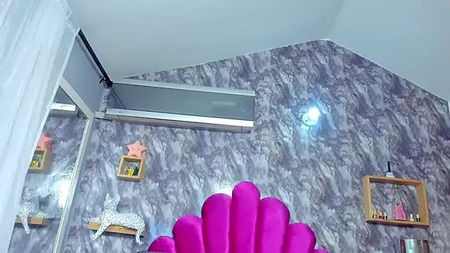 EMMAPARISS on StripChat 