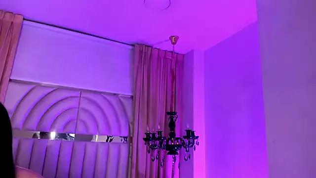 HiilaryFox on StripChat 
