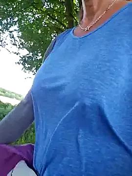 HotWifeLyn68 on StripChat