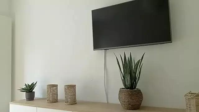 Lara-CumKitten on StripChat