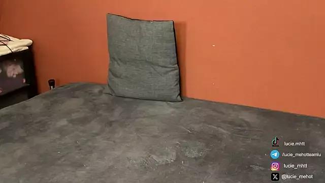 lucie_mehott on StripChat