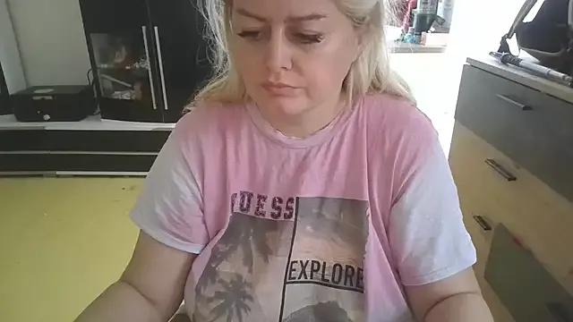 Meliss_Official9 on StripChat