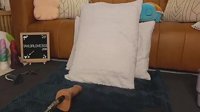 Taylorlove303 on StripChat