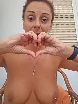 therealbeverlycious on StripChat